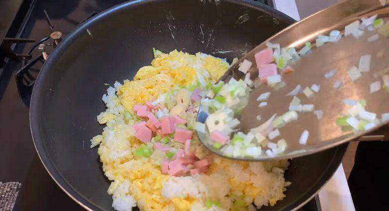 ilustrasi pembuatan nasi goreng miso (YouTube.com/JAPANESE COOKING CHANNEL)