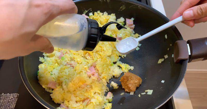 ilustrasi proses membumbui nasi goreng miso (YouTube.com/JAPANESE COOKING CHANNEL)