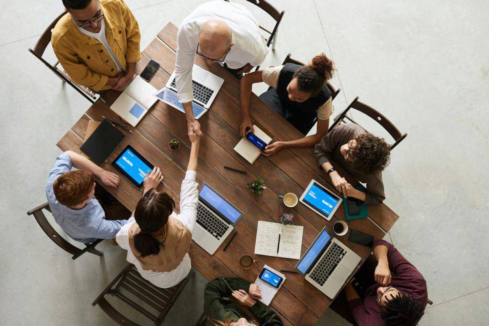 ilustrasi tim yang sedang rapat (pexels.com/fauxels)