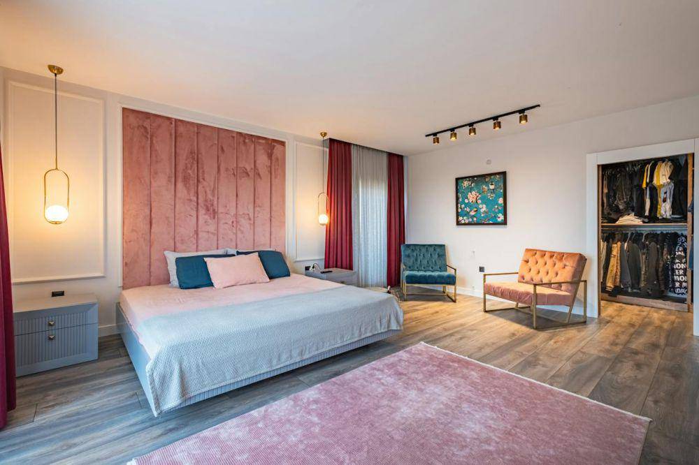 dekorasi kamar dengan dinding warna pink (pexels.com/Furkan Tumer)