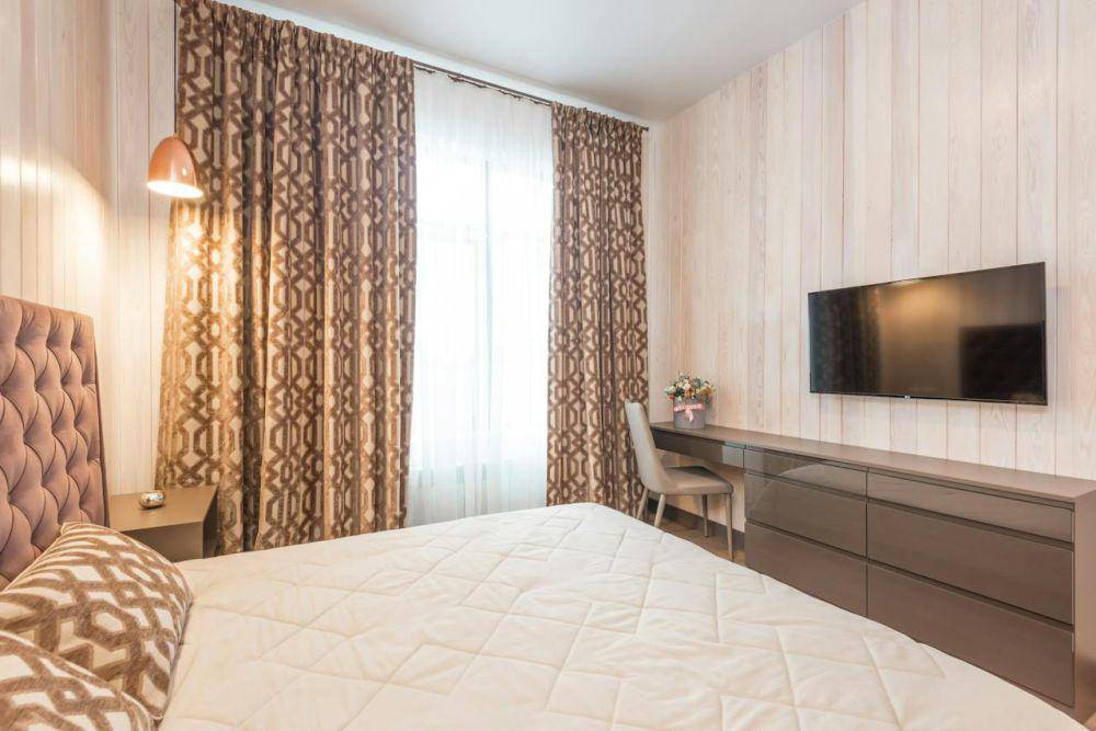 dekorasi kamar dengan dinding warna pink (pexels.com/Max Rahubovskiy)
