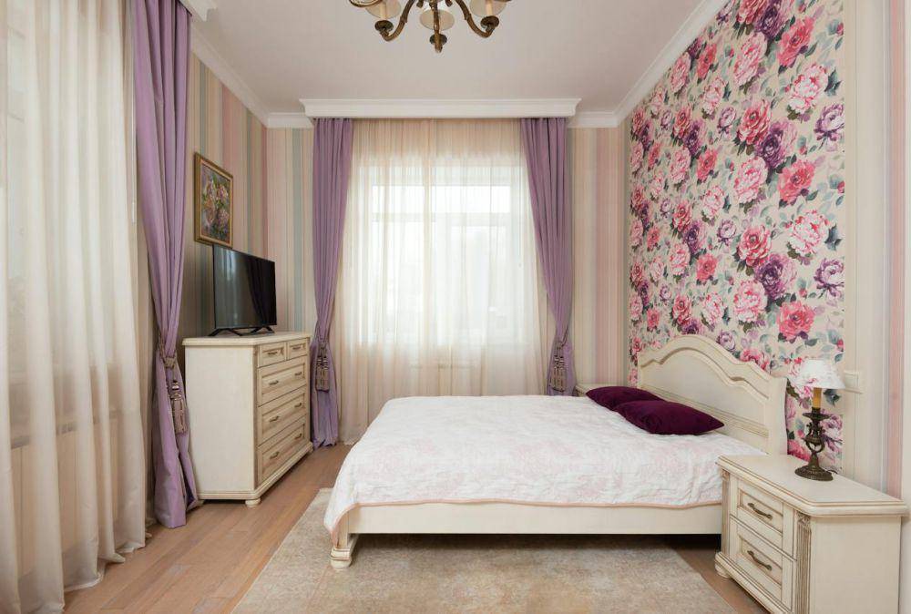 dekorasi kamar dengan dinding warna pink (pexels.com/Max Rahubovskiy)