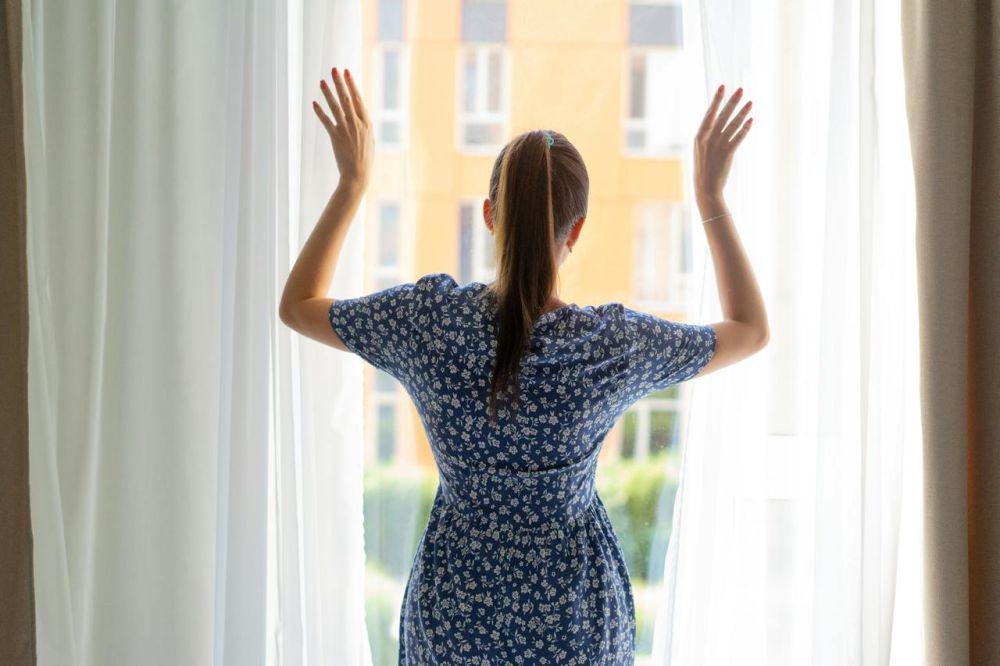 7 Tips Tinggal di Lingkungan yang Penuh Gosip, Jangan Tampil Mencolok!