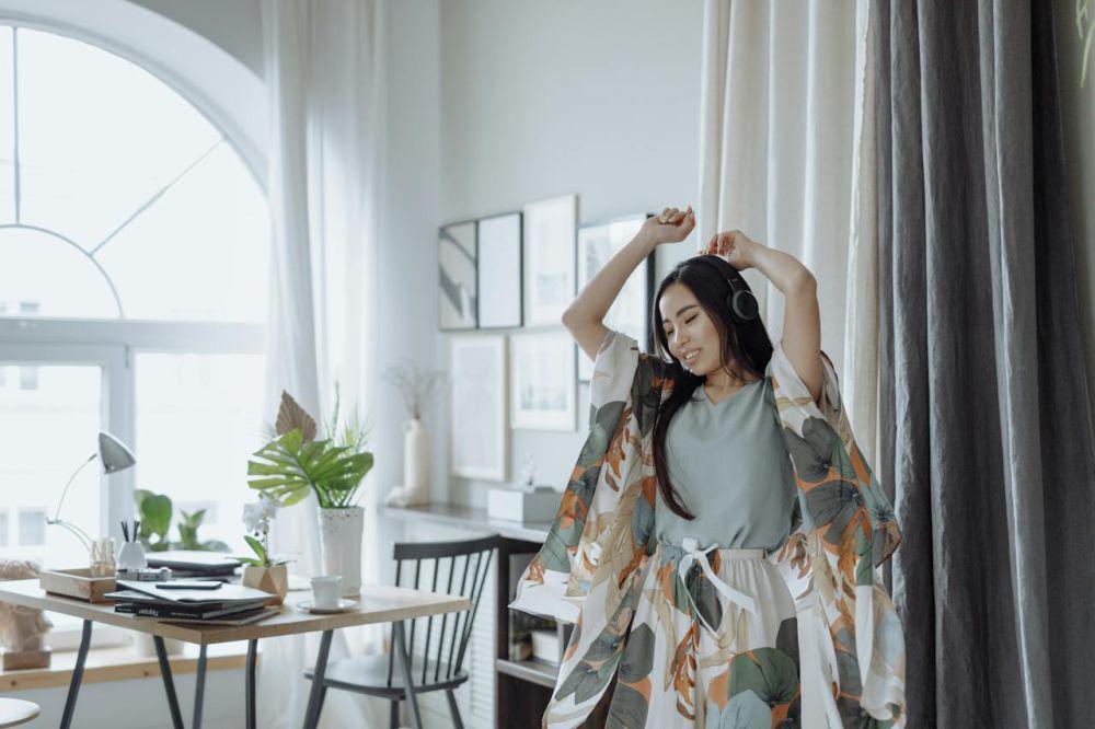 ilustrasi perempuan di rumah (pexels.com/Thirdman)