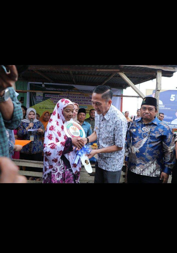 Pj Wako Palembang, Ratu Dewa meresmikan program bedah rumah di Kertapati (IDN Times/Dok. Kominfo Palembang)