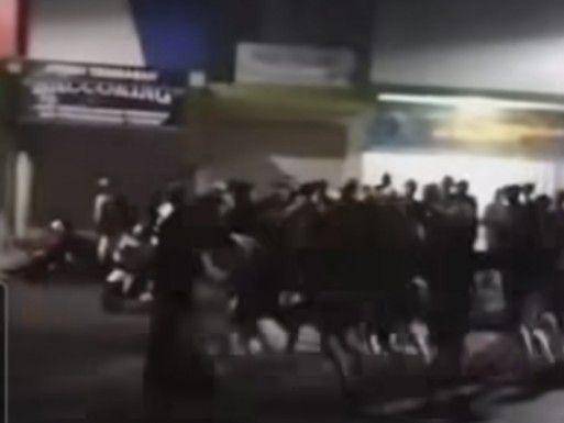 Video tawuran di Sumbermanjing Wetan, Kabupaten Malang. (Instagram/@_ngalamlop_)