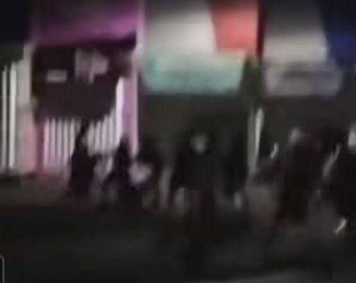 Video tawuran di Sumbermanjing Wetan, Kabupaten Malang. (Instagram/@_ngalamlop_)