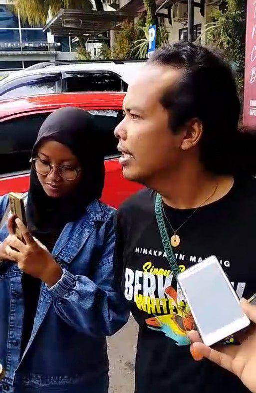 Siska (kiri) dan suaminya, Anton Setiawan saat memenuhi panggilan Satreskrim Polresta Malang Kota. (IDN Times/Rizal Adhi Pratama)