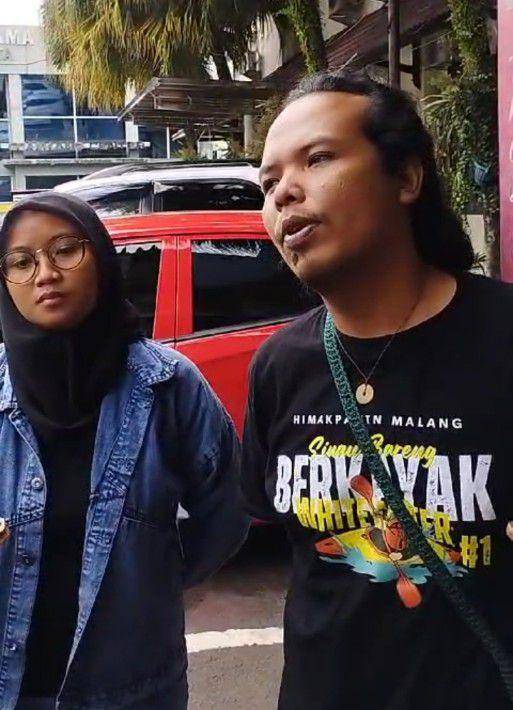 Siska (kiri) dan suaminya, Anton Setiawan saat memenuhi panggilan Satreskrim Polresta Malang Kota. (IDN Times/Rizal Adhi Pratama)