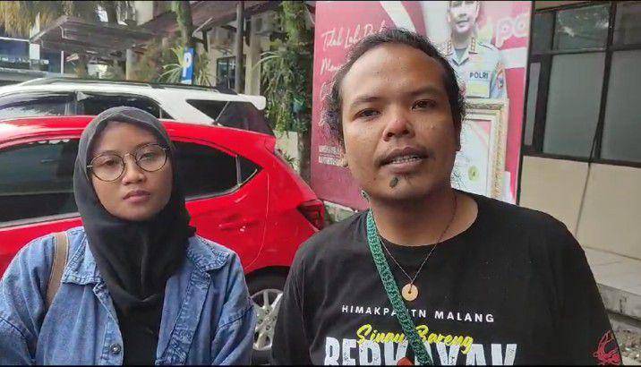 Siska (kiri) dan suaminya, Anton Setiawan saat memenuhi panggilan Satreskrim Polresta Malang Kota. (IDN Times/Rizal Adhi Pratama)