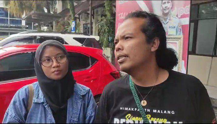 Siska (kiri) dan suaminya, Anton Setiawan saat memenuhi panggilan Satreskrim Polresta Malang Kota. (IDN Times/Rizal Adhi Pratama)