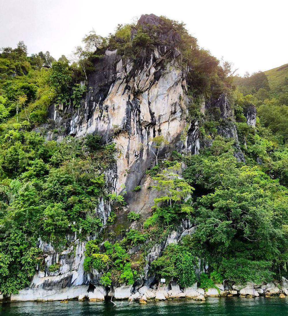 Tebing Batu Gantung, Danau Toba (instagram.com/hidayatnoor93)