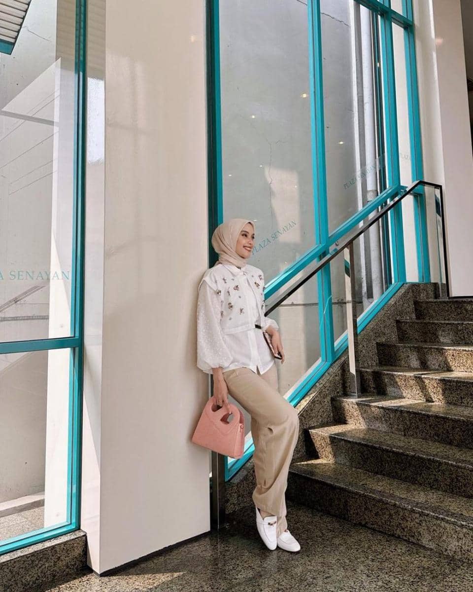 Padu padan long pants ala Athieqah Asy-Syahidah (instagram.com/tiqasya)