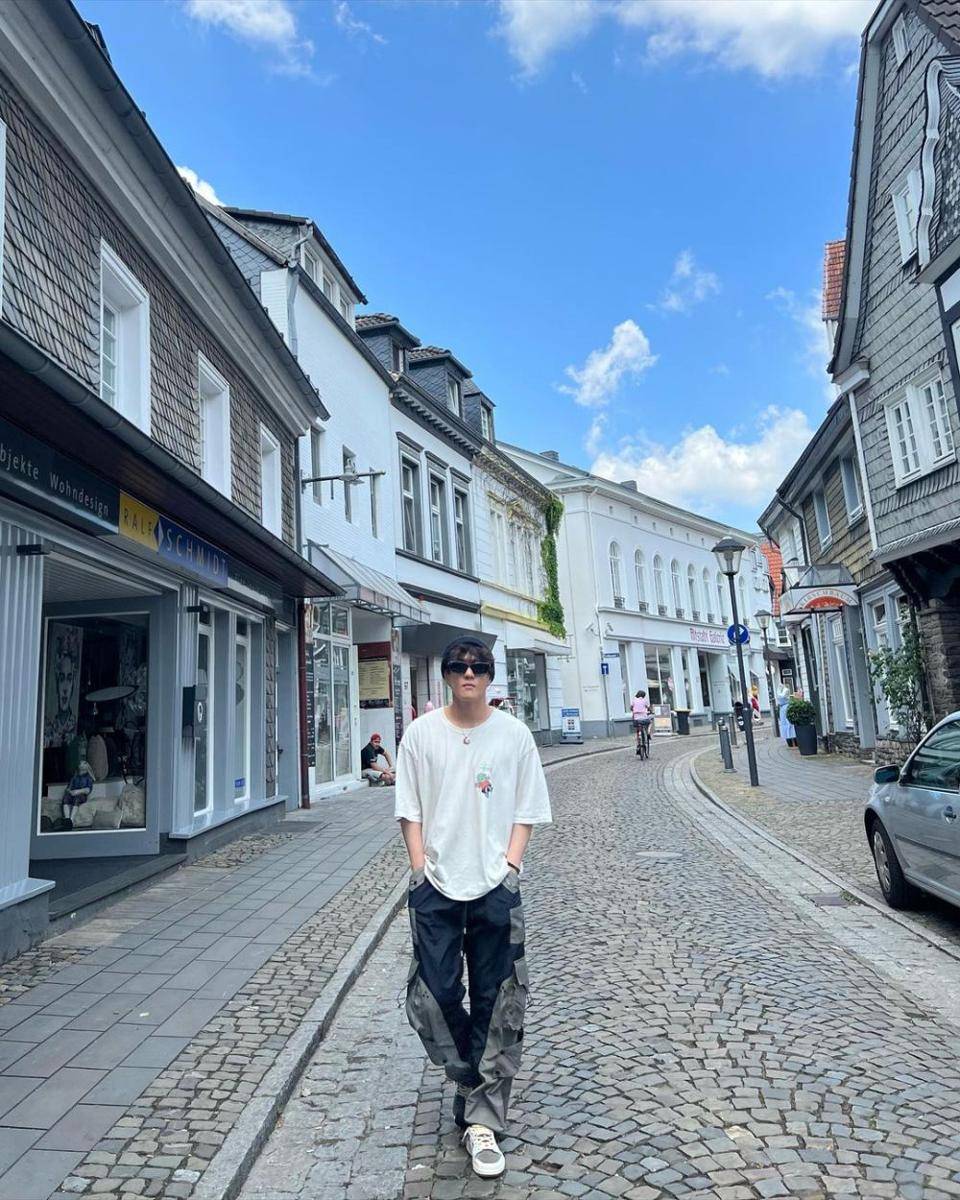 outfit oversize ala Donghyuk iKON (instagram.com/_dong_ii)