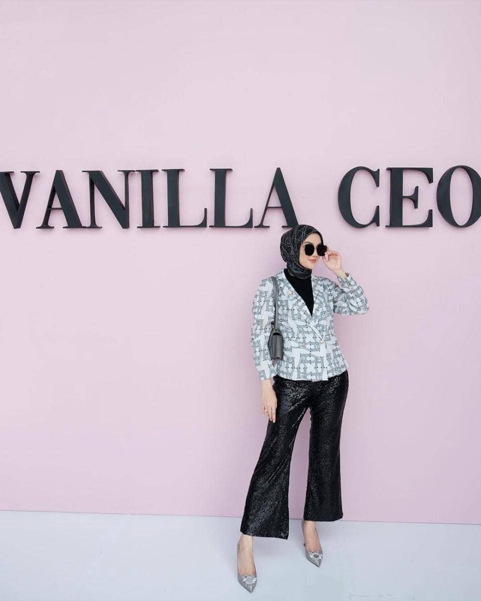 Padu padan long pants ala Athieqah Asy-Syahidah (instagram.com/tiqasya)