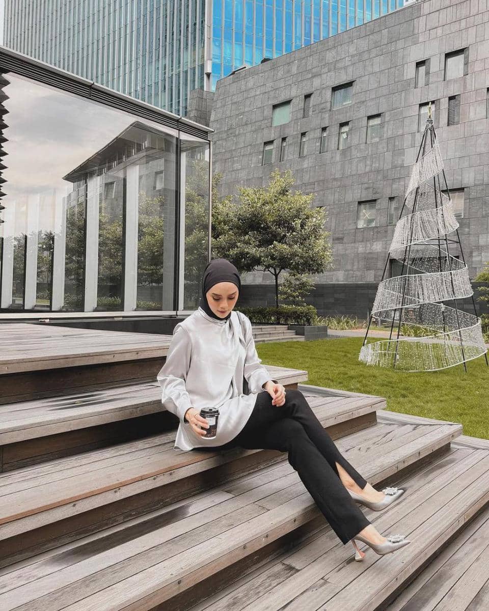 Padu padan long pants ala Athieqah Asy-Syahidah (instagram.com/tiqasya)