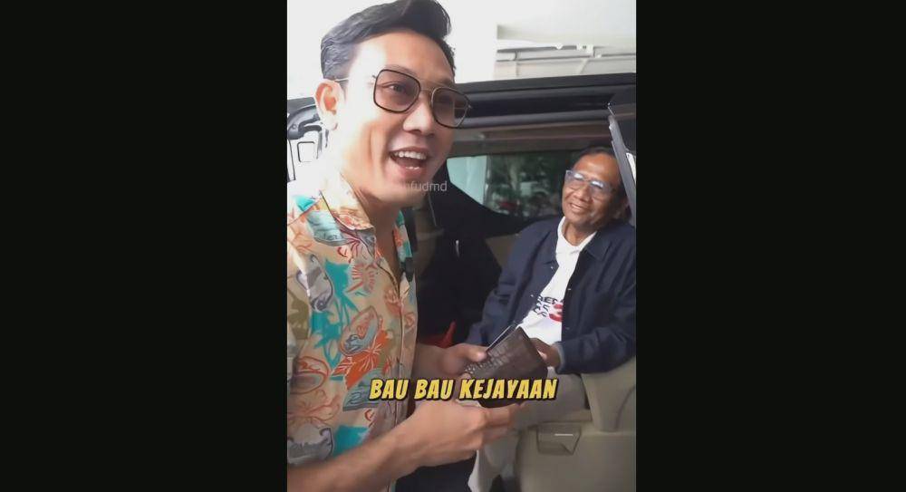 Pada siaran podcast, Denny Sumargo mendapat challenge untuk membuka dompet Mahfud MD. Momen itu terekam dalam sebuah video yang diunggah di Instagram, Senin (15/1/2024). (dok. TPN Ganjar - Mahfud)