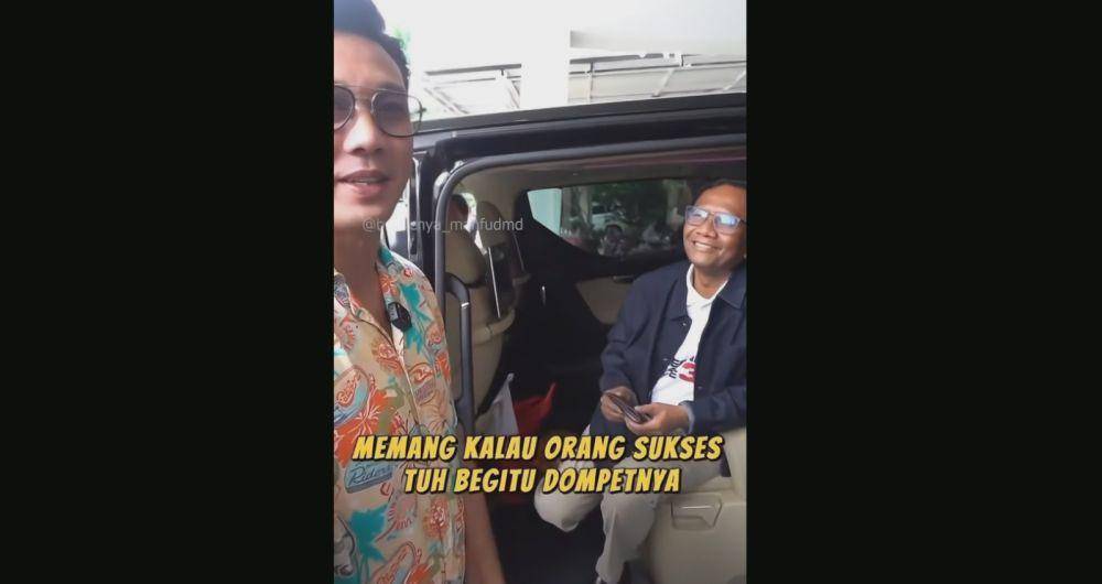 Pada siaran podcast, Denny Sumargo mendapat challenge untuk membuka dompet Mahfud MD. Momen itu terekam dalam sebuah video yang diunggah di Instagram, Senin (15/1/2024). (dok. TPN Ganjar - Mahfud)