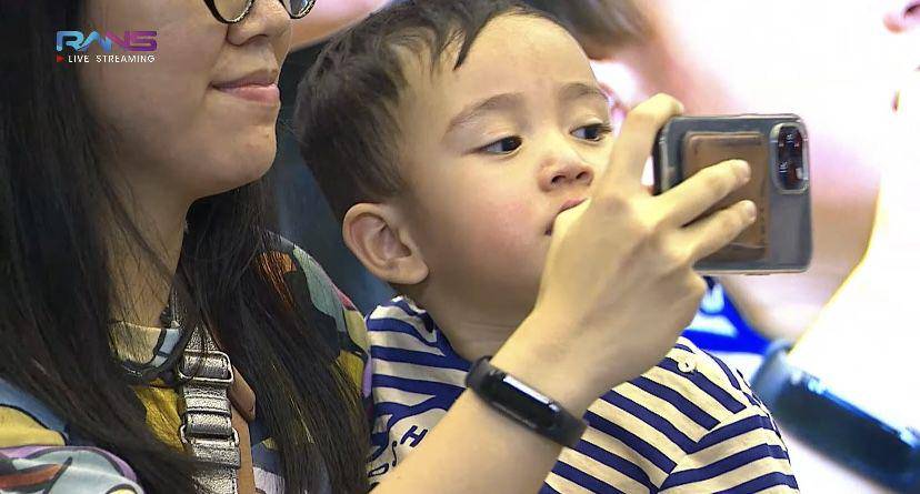 potret Gigi dan Caca dukung Mama Rieta tanding tenis (youtube.com/Rans Entertainment