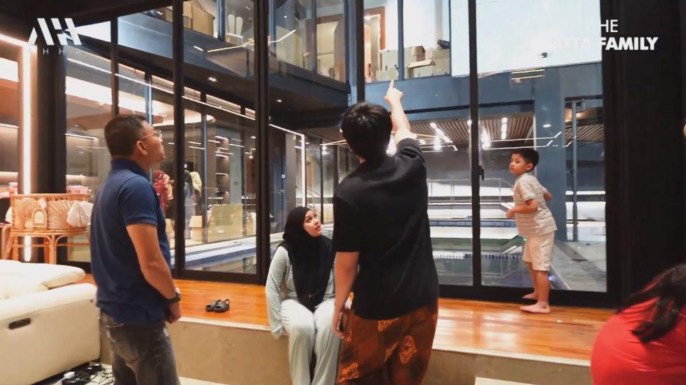 potret Anang-Ashanty pertama kali ke rumah baru Atta-Aurel (youtube.com/attahalilintar)
