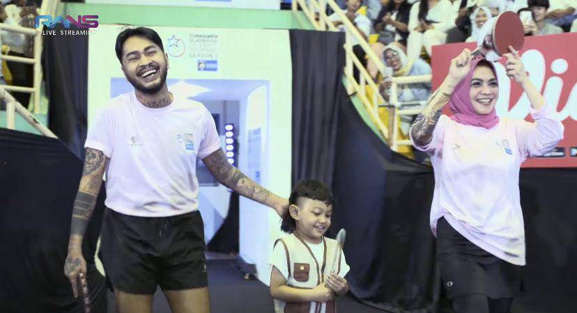 potret Mama Rieta/Onad tanding tenis lawan Thariq/Rayna (youtube.com/Rans Entertainment)