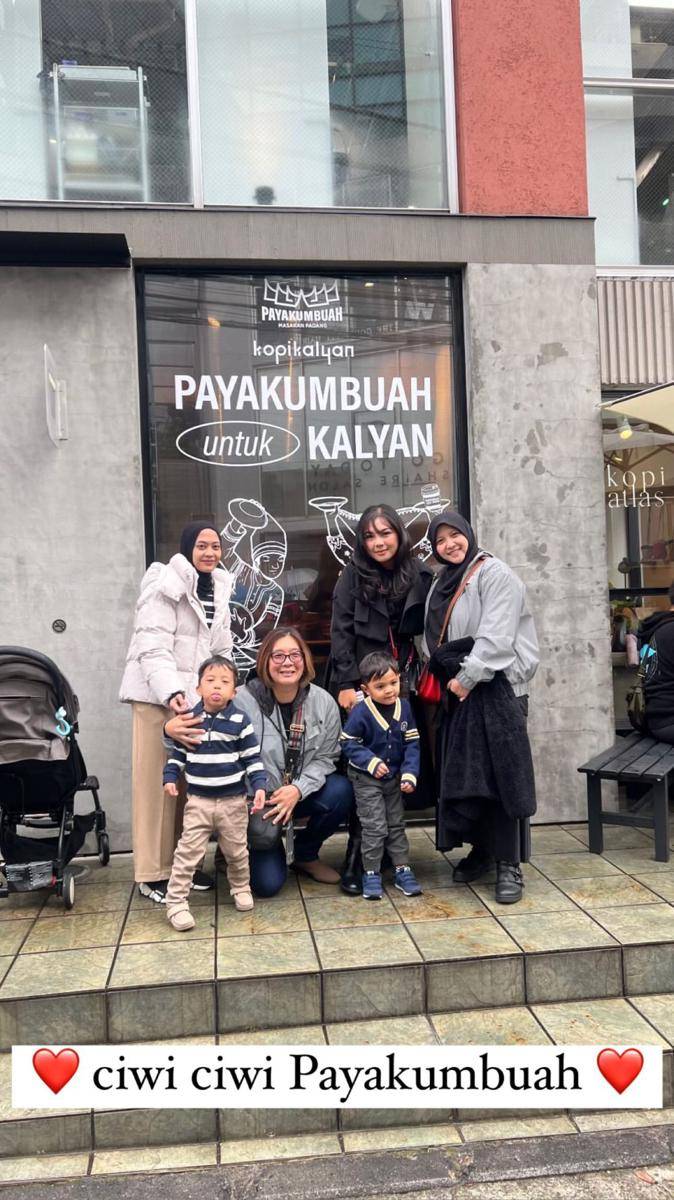 potret Tiara Pangestika dan partner bisnis (instagram.com/tiarapangestika)