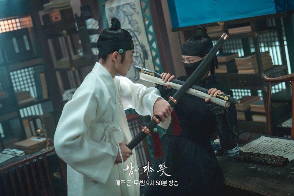 Still cut drama Knight Flower (instagram.com/mbcdrama_now)