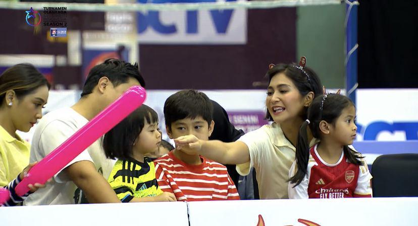 Potret Nagita dan Caca Dukung Mama Rieta Tenis Meja, Ada Cipung Juga!