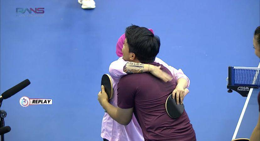 potret Mama Rieta/Onad tanding tenis lawan Thariq/Rayna (youtube.com/Rans Entertainment)