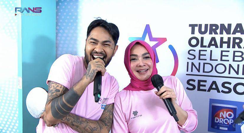 potret Mama Rieta/Onad tanding tenis lawan Thariq/Rayna (youtube.com/Rans Entertainment)