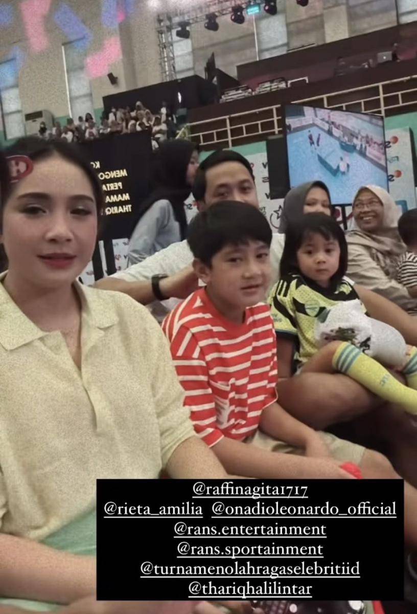 potret Gigi dan Caca dukung Mama Rieta tanding tenis (Instagram.com/cacatengker)