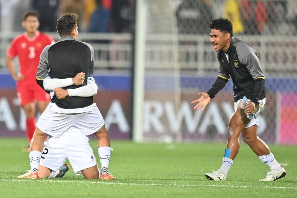 Pesepak bola Timnas Indonesia Asnawi Mangkualam (kanan) berselebrasi bersama Egy Maulana Vikri dan Pratama Arhan usai memenangi pertandingan melawan Vietnam pada laga kedua penyisihan grup D Piala Asia 2023 di Stadion Abdullah Bin Khalifah, Doha, Qatar, Jumat (19/1/2024). ANTARAFOTO/Yusran Uccang/rwa.