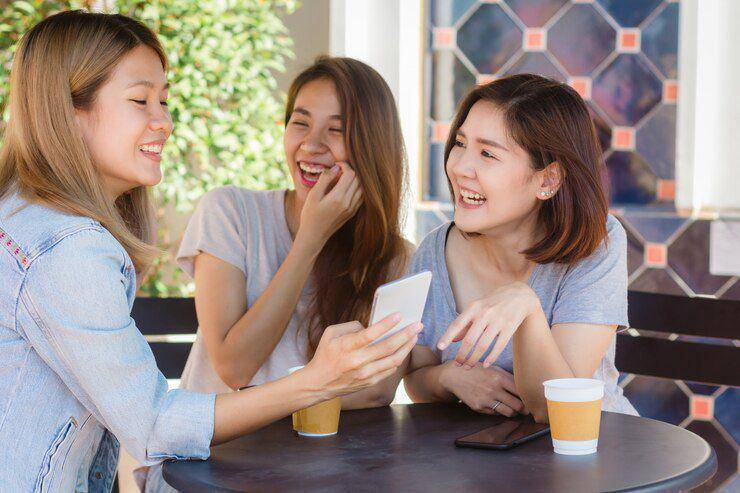 ilustrasi perempuan mengobrol bersama teman (freepik.com/tirachardz)