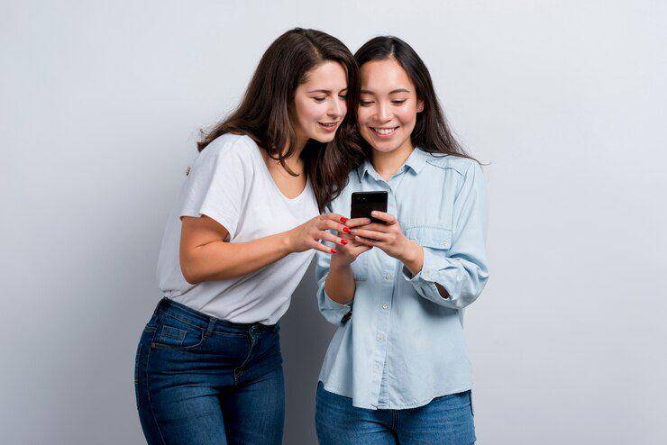 ilustrasi perempuan melihat handphone (freepik.com/freepik)