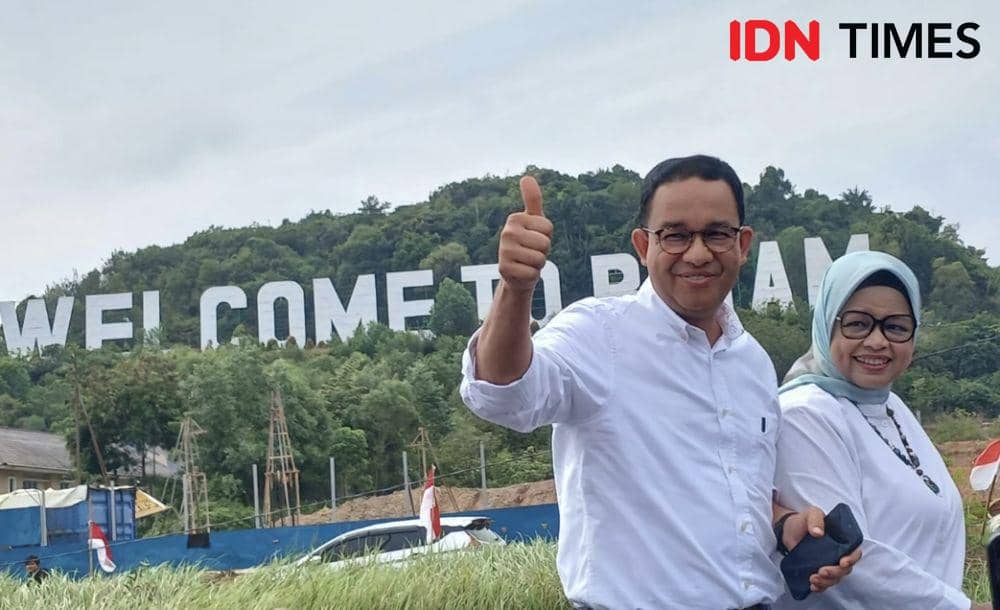 Anies Baswedan dan Ferry Farhati saat kunjungi lendmark Welcome To Batam (IDN Times / Putra Gema Pamungkas)