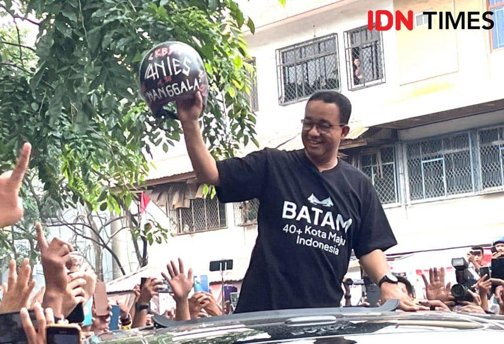 Anies Baswedan saat memamerkan helm yang diberikan oleh salah seorang pengemudi ojek konfensional di Kota Batam (IDN Times/Putra Gema Pamungkas)