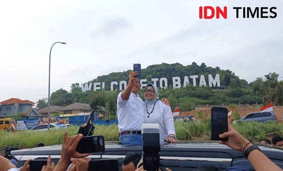 Anies dan istrinya, Ferry Farhati saat bersuafoto di landmark Welcome to Batam (IDN Times/Putra Gema Pamungkas)