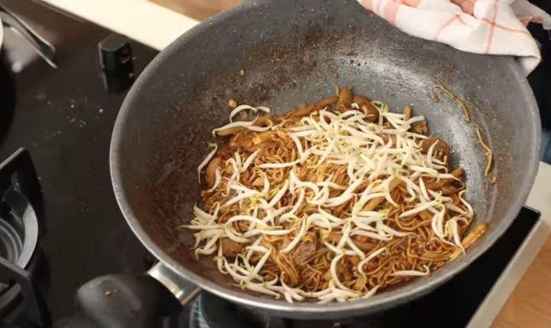 ilustrasi mie goreng yang sedang dimasak (YouTube.com/Devina Hermawan)