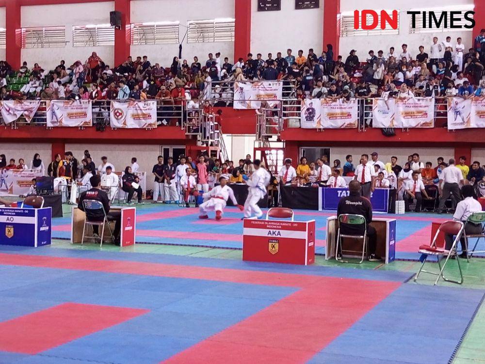 Penonton memenuhi tribun saat pertanding kelas nomor kumite dalam kejurprov piala Bambang Raya, Sabtu (20/1/2024).(IDN Times/Cokie Sutrisno).