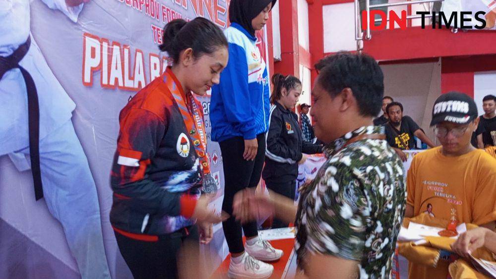 Pengalungan medali bagi juara nomor kata perorangan putri, Sabtu (20/1/2024).(IDN Times/Cokie Sutrisno).