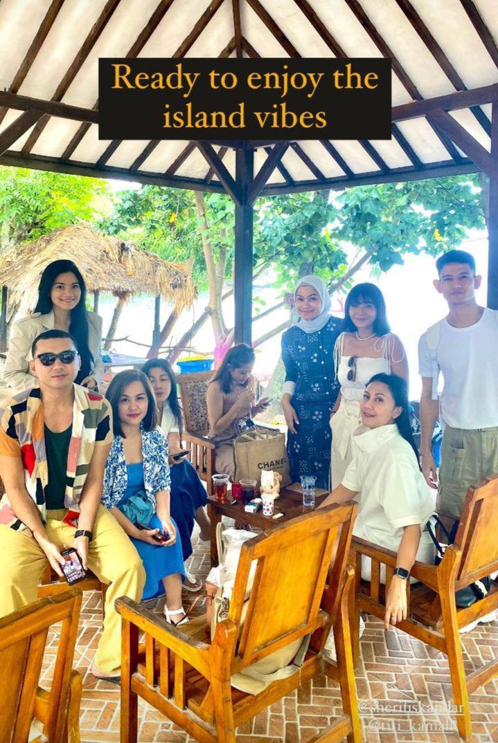 potret Titi Kamal liburan bareng bestie (instagram.com/lombok_bagus)