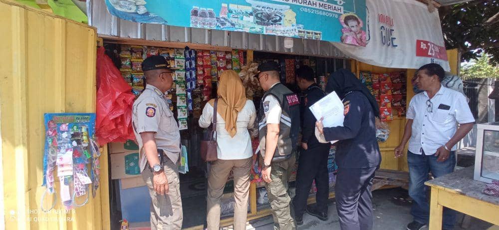 Operasi berantas rokok ilegal di warung. (dok. Satpol PP NTB)