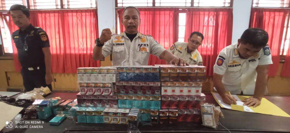 Rokok ilegal berbagai merk disita Satpol PP NTB. (dok. Satpol PP NTB)