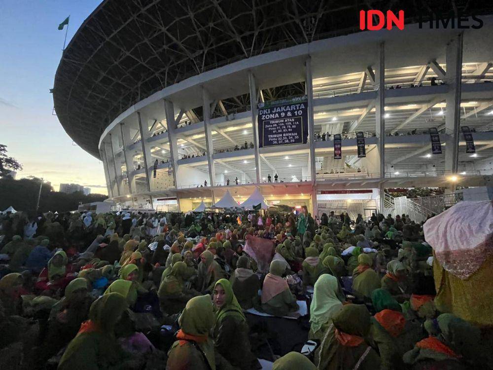 Ribuan anggota muslimat Nahdlatul Ulama (NU) memenuhi acara Zikir, Doa, dan Sawalat menyambut Harlah ke-101 NU dan Harlah ke-78 Muslimat NU untuk Kemaslahatan Indonesia di SUGBK, Senayan, Jakarta, Sabtu (20/1/2024). (IDNTimes/Margith Juita Damanik)