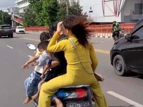 Viral pengendara motor di Palembang berboncengan tujuh orang, empat orang dewasa tiga anak-anak (Dok: istimewa)