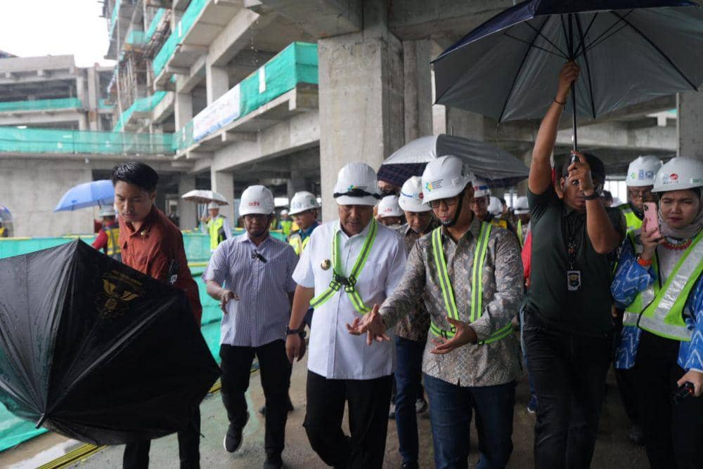 Menteri Kesehatan Budi Gunadi Sadikin didampingi Pj Gubernur Sulawesi Selatan Bahtiar Baharuddin meninjau lokasi RS UPT Vertikal di Makassar, Sabtu (20/1/2024). Dok. Humas Pemprov Sulsel