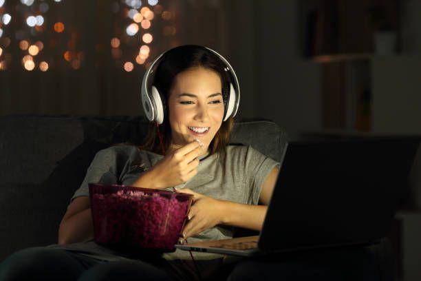 ilustrasi nonton sambil nyemil (istockphoto.com/AntonioGuillem)