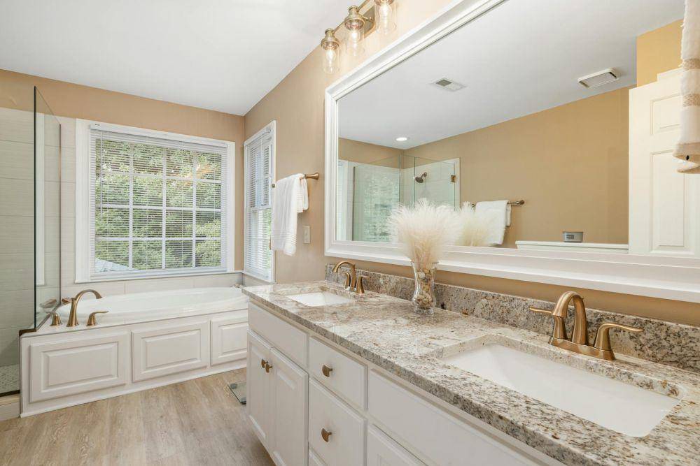 ilustrasi kamar mandi dengan bathtub (pexels.com/Curtis Adams)