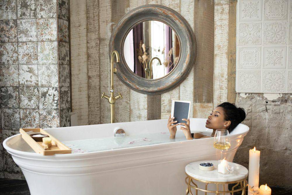 ilustrasi kamar mandi dengan bathtub (pexels.com/Monstera Production)