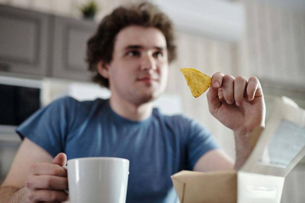 ilustrasi cowok tidak mengatur pola makan dengan baik (pexels.com/Norma Mortenson)